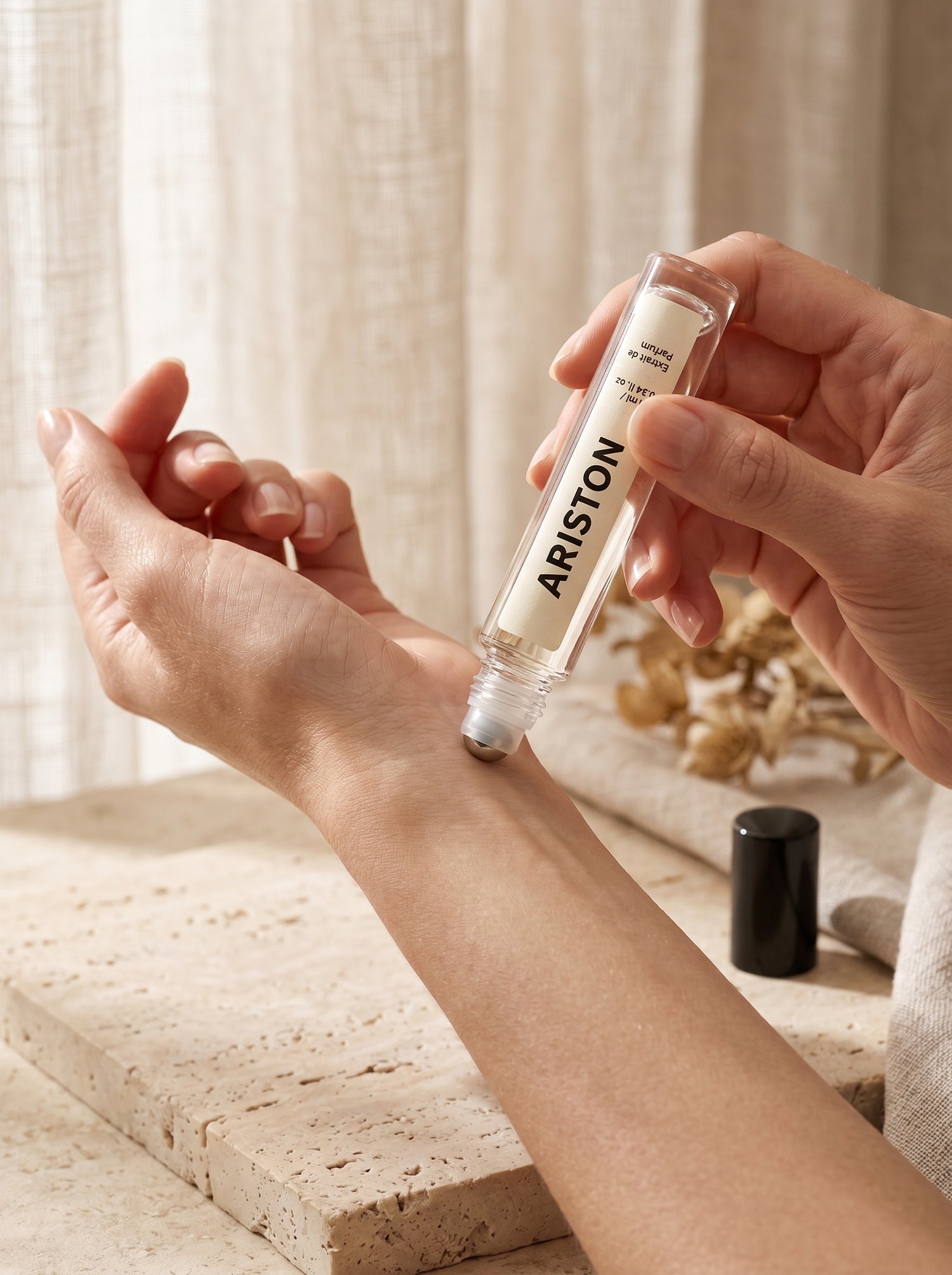 Ariston Body Roll-On hand