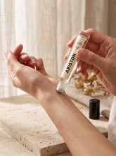 Ariston Body Roll-On hand