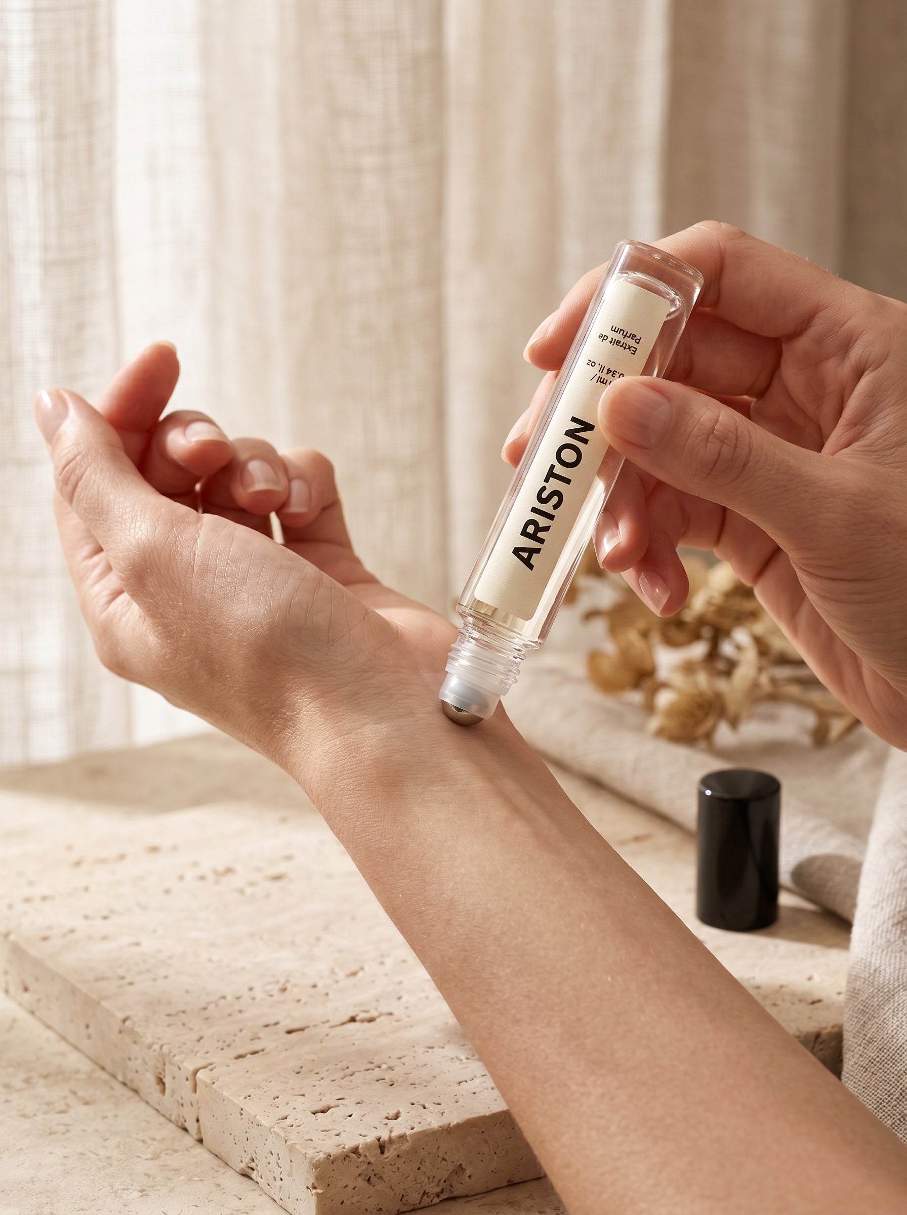 Ariston Body Roll-On hand
